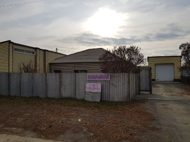 Продам коттэдж. 2 бокса на 7 авто, склад, большая стоянка у дороги.