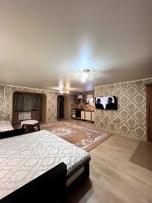 По час/по суткам. Кв-студия первый эт. между ЖДВ и Акацией