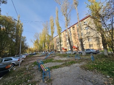 Срочно торг! 8мкр 4х комнтаная квартира, 3этаж, не угловая