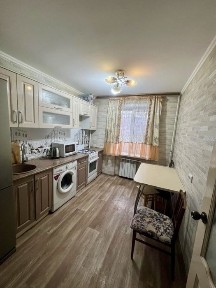 Трешка в центре напротив Достыка на сутки, неделю трехкомнатная