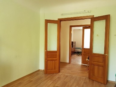 Продам квартиру 4 - х комнатную