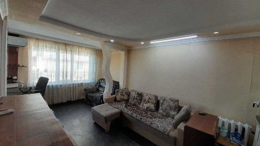 Продам 3 к квартиру студию, на 5/5 на 6 мкр