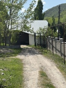 Уютный семейный дом с плодородным садом у реки.