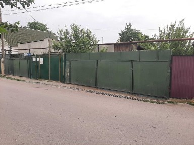 Небольшой дом возле школы Конаева