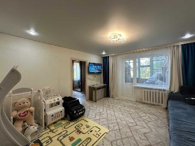 -Продам 3 комн на 7 мкр в свечке. Частично мебель и техника!