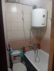 Продается 2 комнатная квартира. первый этаж. санузел. ванна. Аристон.