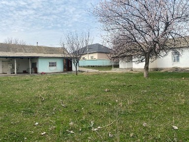 Үй сатылады. Үлкен үй, времянкасы бар