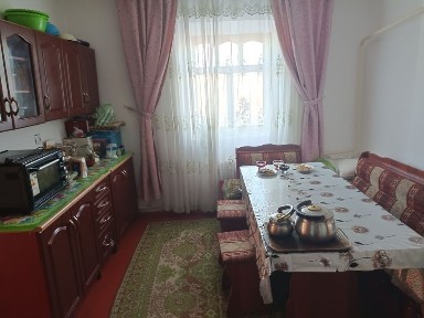 Жер үй сатылады, жері кең мал устауға колайлы, баня, сарай, бар