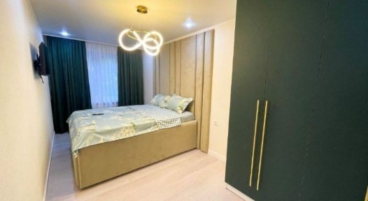 1500 тенге Час. По улице Абая