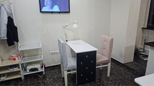 Сдам в аренду стол маникюрный в салоне красоты