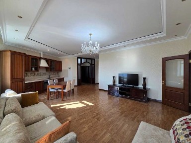 Продам 3-комнатную квартиру в жк 