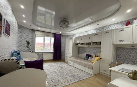 Продам 4х комн квартиру в центре Батыса