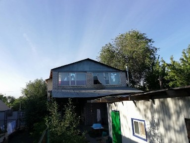 В центре города Продам 2-этажный коттедж и второй дом во дворе.