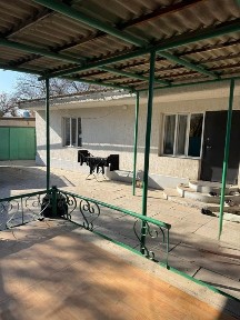 Частный дом, с хоз. постройками.