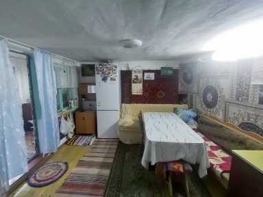 Продам дом на участке ещё времянка.