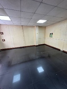 90 квадратов, выход на проезжую часть, на цлицу, хорошая проходимость