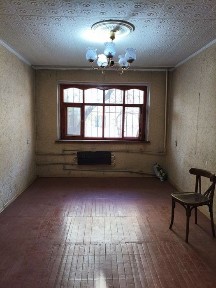 Срочно 2 ком, 1 мкр, 23 дом вдоль дороги, под Бизнес, торг!