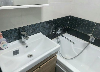 Часы 2000 тенге. 1-но комнатная по Абая