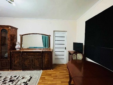 Продаётся недорого квартира Достык - Митина