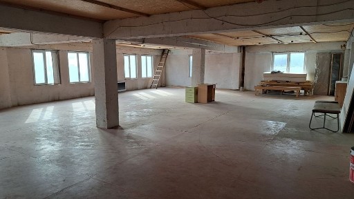 Сдается в аренду помещение на 2м этаже 200м под любй вид деятельности.