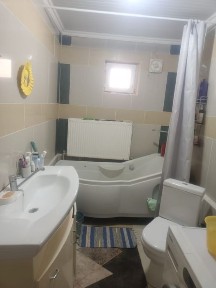 дом с большим участком и со своим санузлом