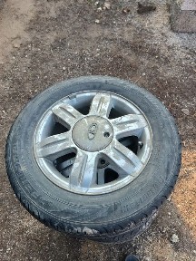 Продам заводских титанков от Ларгуса с покрышкой