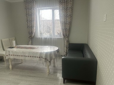 Үй сатылады, үлкен үй іші толық жөндеуден өткен. Жақсы жерде орналасқан