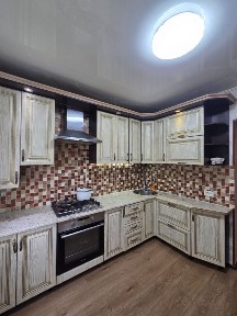Продам трёшку новой планировки. Победы 3. Мебелирована. Школа во дворе