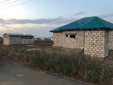 В мкр. Байтак-3 (Водниково-3) продается недост. дом с гараж. и времян.