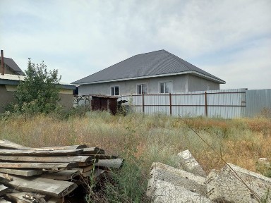 Продам черновой дом с участком 7 соток. В казцикке