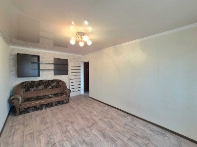 Продам 1 комнатную квартиру по пр Мира на 4 мкр напротив рынка.