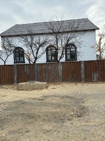 Продает дом вдоль дороги