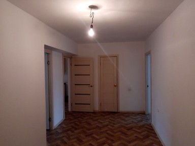 Продам 2х ком кв в1 мекр, на 1м этаже 68кв окна сказные, можно под биз