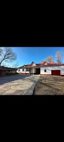 Продам дом с евроремонтом. Двор - брусчатка, есть гараж.