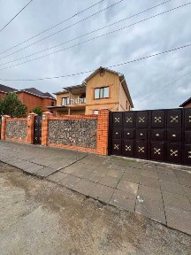 Продам коттедж в Кирпичном (600 квадратов)