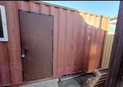 Контейнер под кладовку 20 фут. с дверю и с окном.