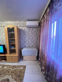 Сдаются 1ком квартира 4этаж. с мебелью и бытовой техникой. 90тысяч. +ком