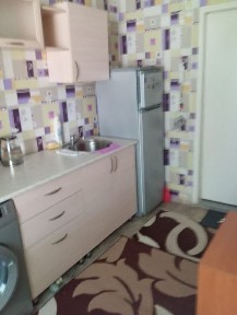 Сдам малосемейку. В квартире всё есть. За 65000 плюс ком услуги.