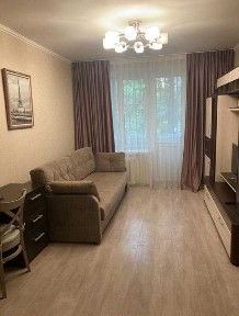 Сдается 1 ком. В районе ТД Аян Пассаж.