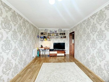 ПРОДАМ 2-КОМ. КВ. на 1 мик-оне, раздельная планировка, панель, 1964г.