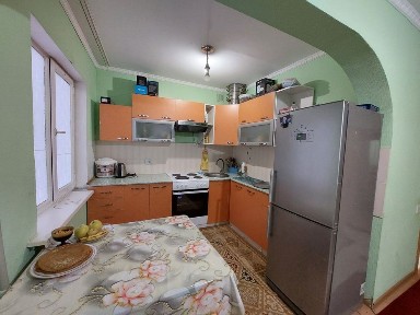 Продаётся двух комнатная квартира в центре