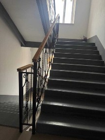 Улица шумная, но в доме тихо.