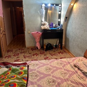 Сдам комнату 2 девушкам район космос по 25000 +ком услуг