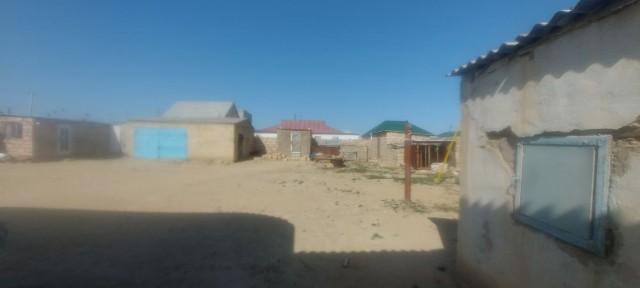 Қызыл төбеден Абай көше Үлке үй сатылады орташа ремонт керек или аусты