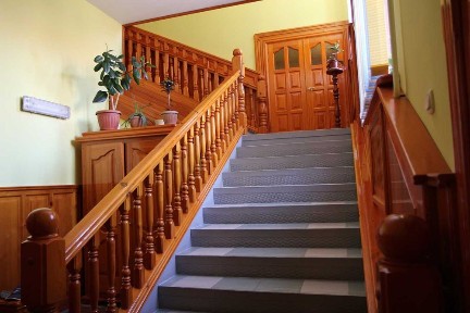 Здание 2-х этажное 860 кв. метров и дом 80 кв. метров