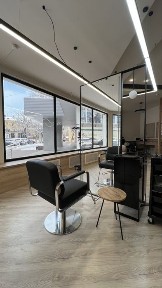 Сдаётся рабочее место в уютном и современном салоне красоты.