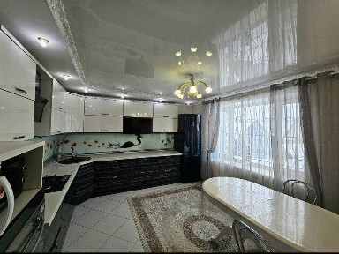 Коттедж на территории города, для проживания с семьей.