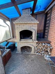 Дом на территории города, удобный для проживания с семьей.