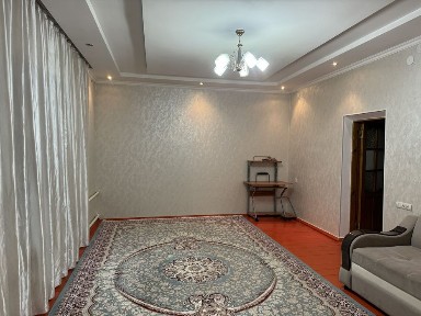 Срочно үй сатылады. Бағасы келісімді. Саудасы бар. Барлық зат қалады