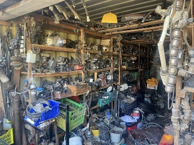 Сары базар ішінлегі темір терсектерімен